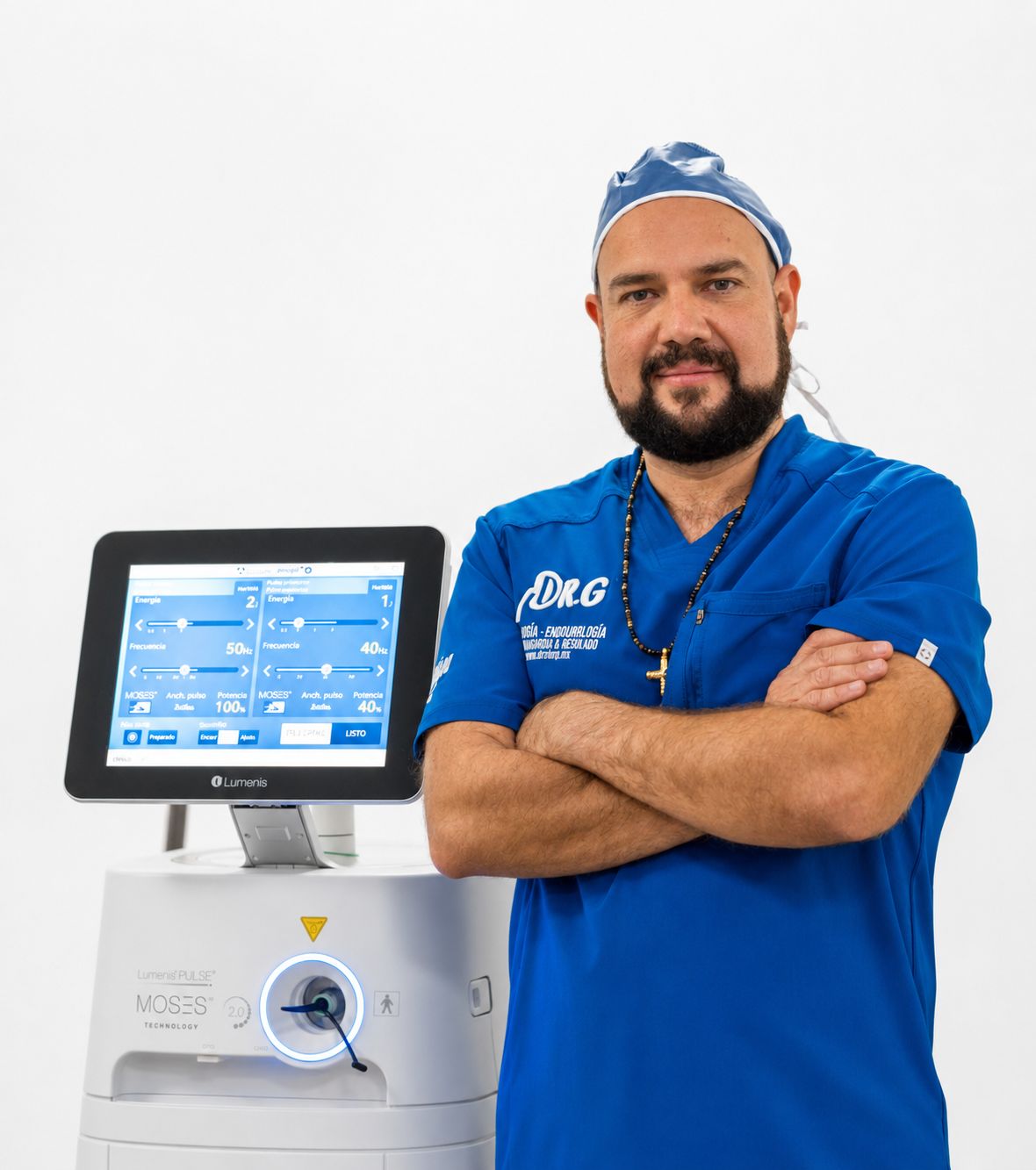 Dr. Francisco G. Regalado junto al láser Lumenis Pulse MOSES