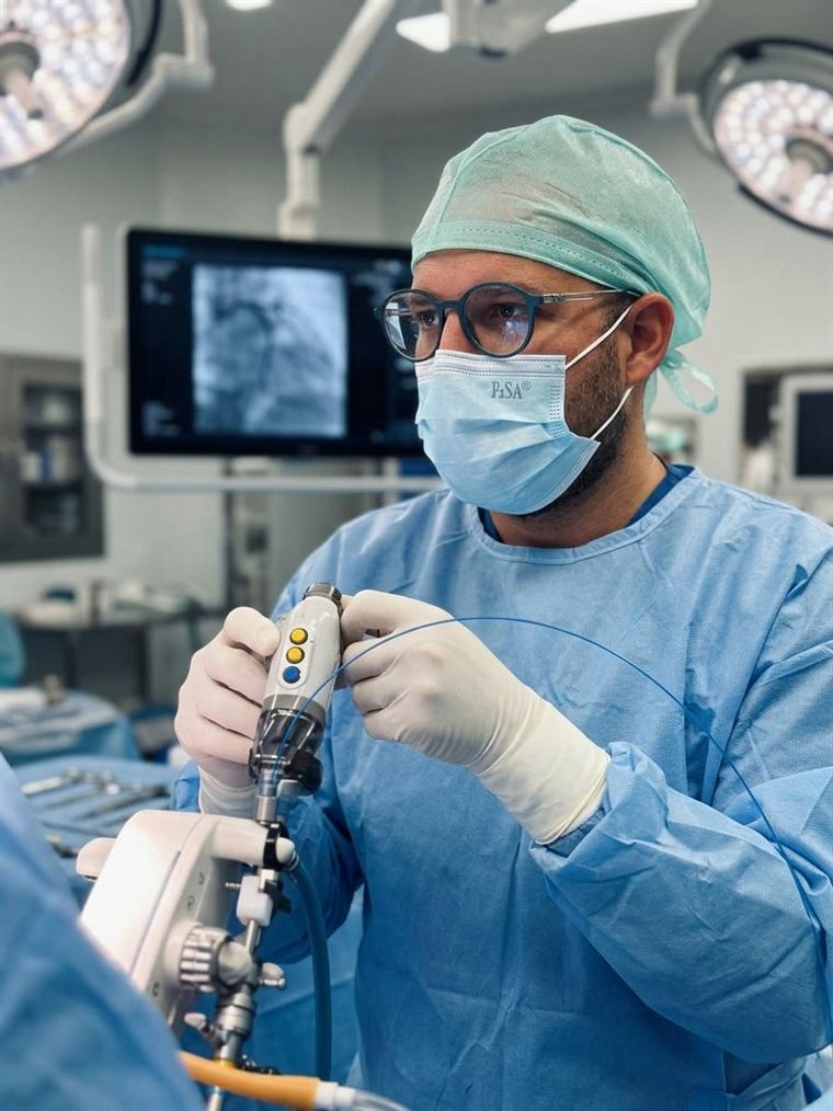 Dr. Francisco G. Regalado operando con ureteroscopio flexible